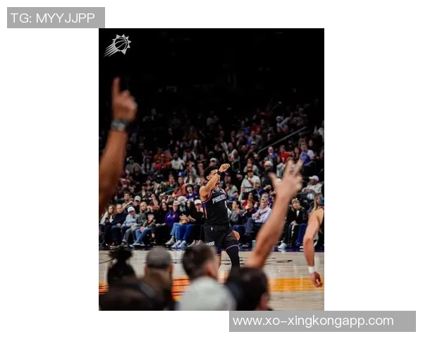 布克末节发力砍下25分助球队逆转胜利展现超强个人能力 布克末节发力砍下25分助球队逆转胜利展现超强个人能力