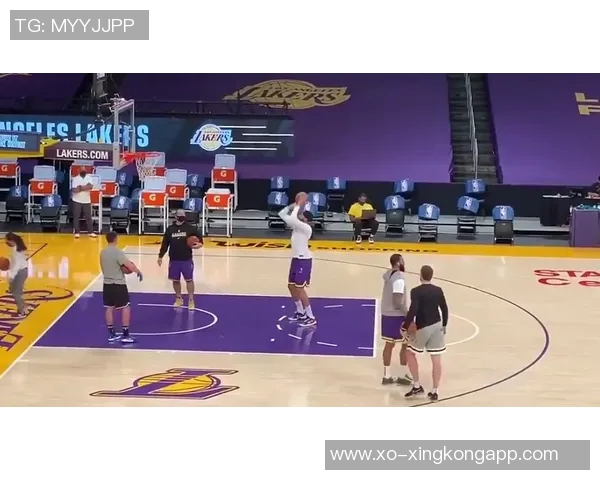 浓眉今日参加球队投篮训练并进行个人训练展现积极备战状态 浓眉今日参加球队投篮训练并进行个人训练展现积极备战状态