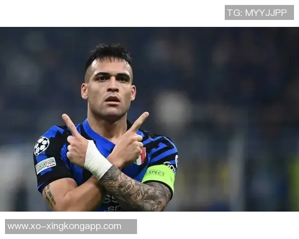 家中悠闲时光劳塔罗细致清理奖杯与MVP小雕像展现冠军风范